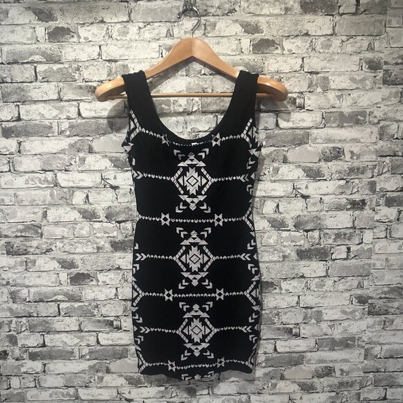 Xhilaration Dresses & Skirts - EUC Xhilaration Black & White Bodycon Dress Size XS